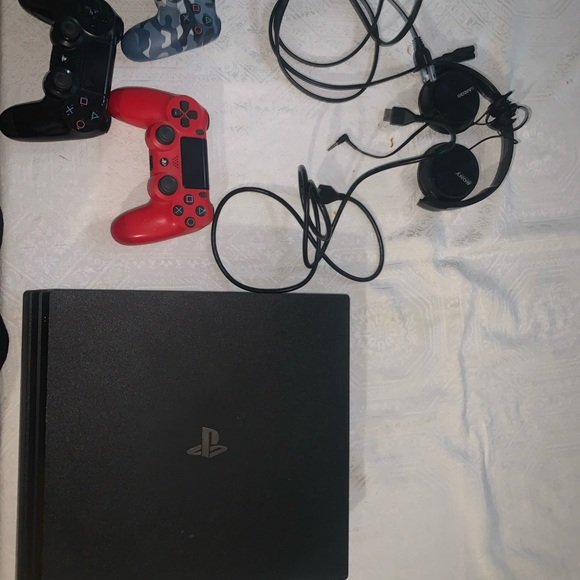 Ps4 Pro with 3 controllers and Headphones